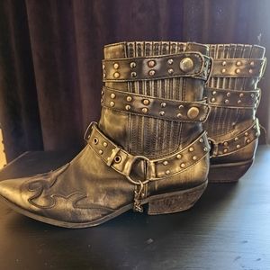 YRU Women's Boots- Style Rodeo, Size 7. Silver/Black Distressed